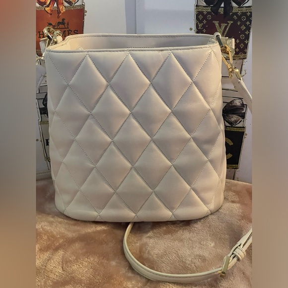 EUC Carey Bucket Bag/NWT Schuyler Corner Zip Wallet - Picture 4 of 11